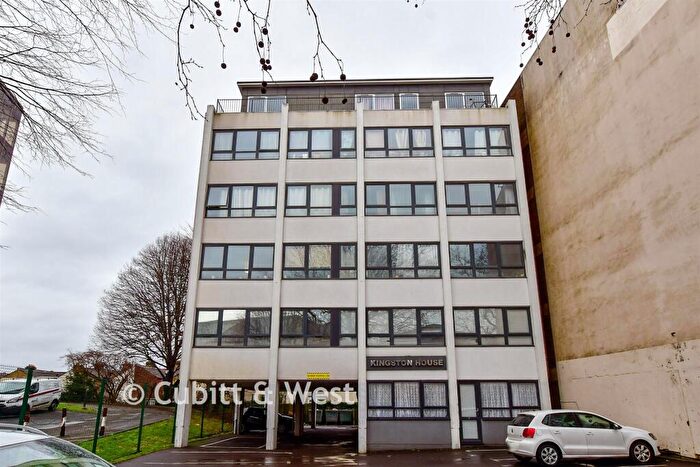 2 Bedroom Flat For Sale In Kingston Crescent, Portsmouth, Hampshire, PO2