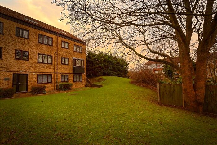 1 Bedroom Flat For Sale In Eastern Avenue, Ilford, Essex, IG2