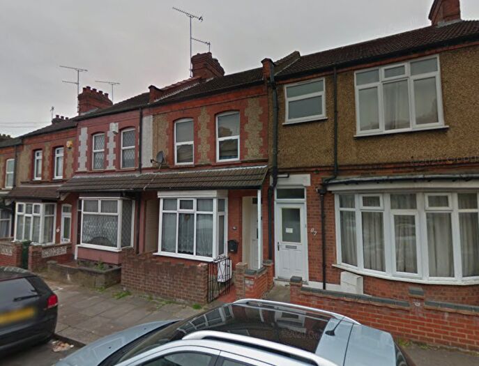 3 Bedroom Terraced House To Rent In Talbot Road, Luton, Bedfordshire, LU2