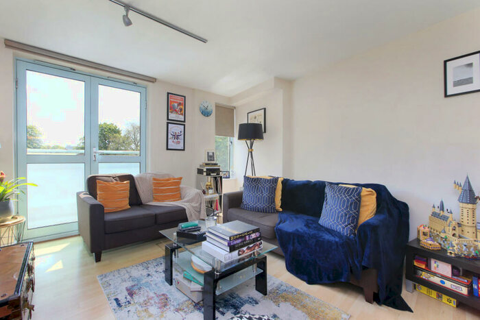 2 Bedroom Flat To Rent In Connexion Building, Battersea Park Road, London, SW11