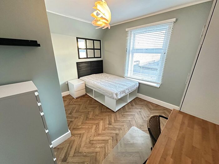 1 Bedroom Studio To Rent In Room, Park Street, Luton, Bedfordshire, LU1
