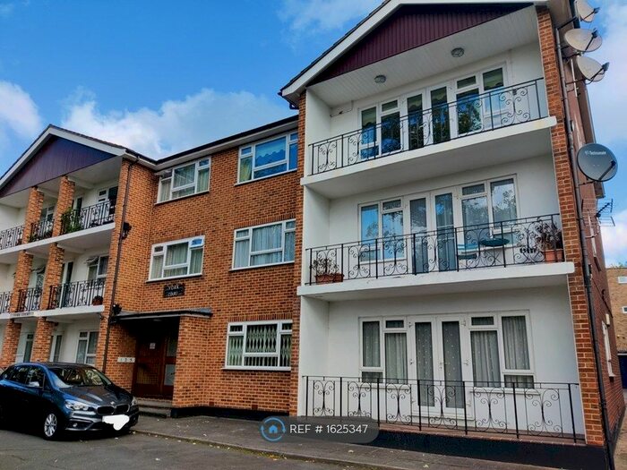 2 Bedroom Flat To Rent In York Court, London, N13