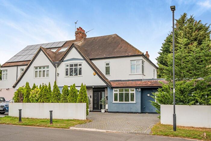 4 Bedroom Semi-Detached House For Sale In The Ridgeway, Enfield, EN2