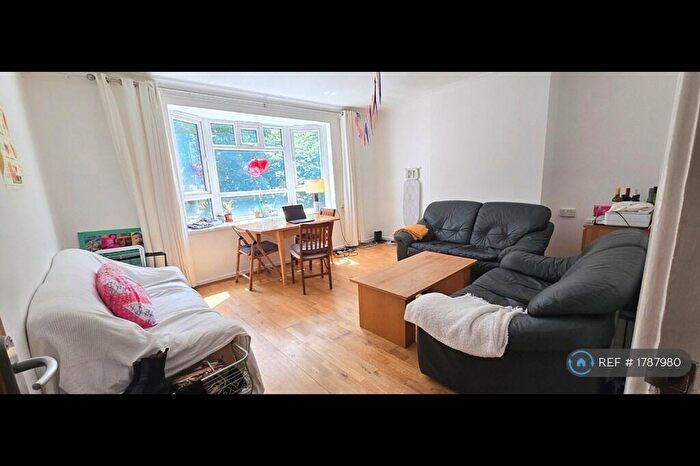 3 Bedroom Flat To Rent In Vince Court, London, N1