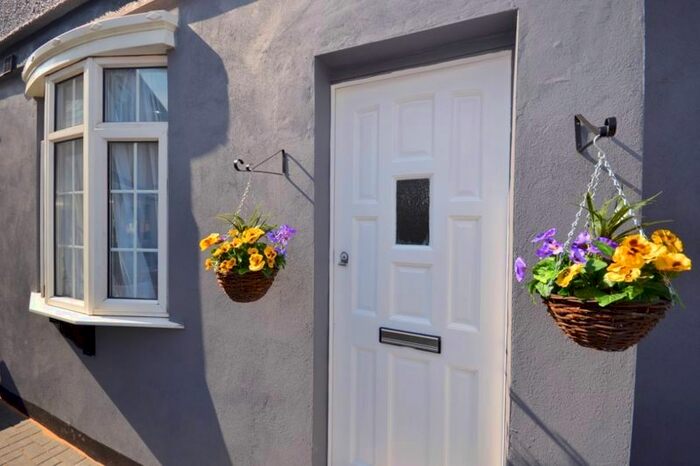 6 Bedroom Flat To Rent In Dunspring Lane, Ilford, IG5