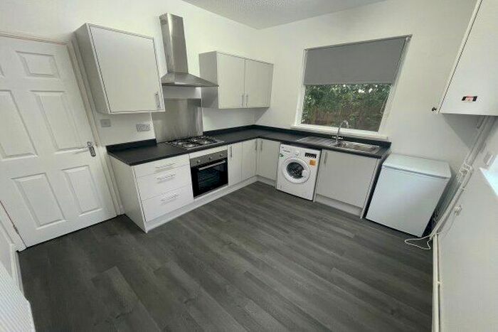 2 Bedroom Flat To Rent In Connaught Road, Cardiff, CF24