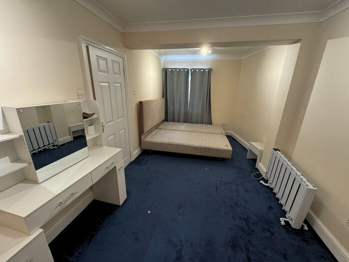 1 Bedroom Flat To Rent In Firs Drive, Hounslow, Greater London, TW5