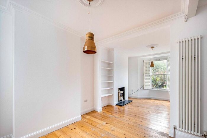 3 Bedroom Terraced House For Sale In Dunlace Road, London, E5 - Photo 2