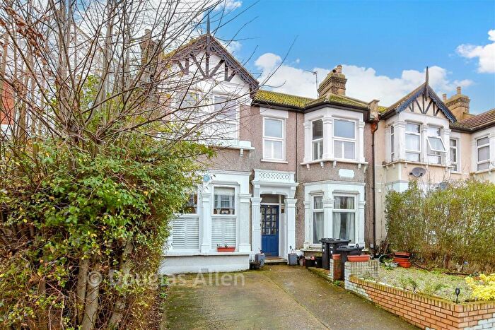 1 Bedroom Flat For Sale In Kensington Gardens, Ilford, Essex, IG1