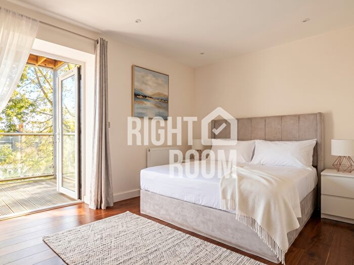2 Bedroom Flat To Rent In Two Bedroom Flat, Abbeyside House, Coulsdon, CR5