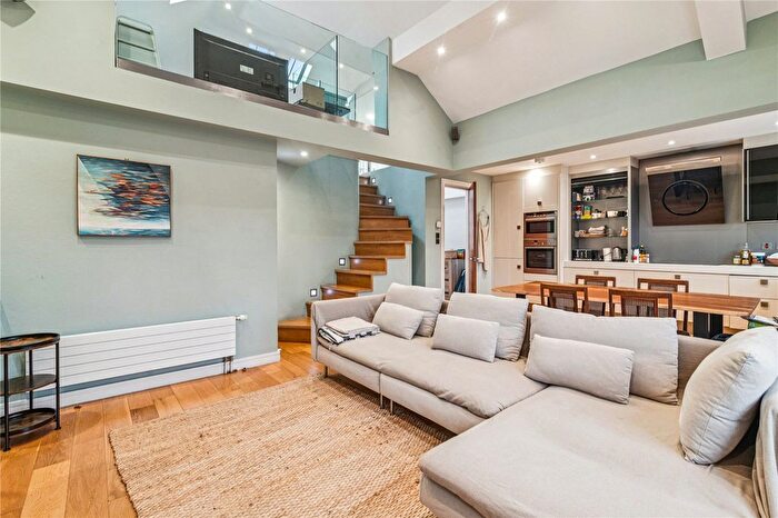 2 Bedroom Flat To Rent In Holland Park Avenue, London, W11