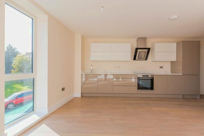 2 Bedroom Flat To Rent In High Street, Hornsey, London, N8