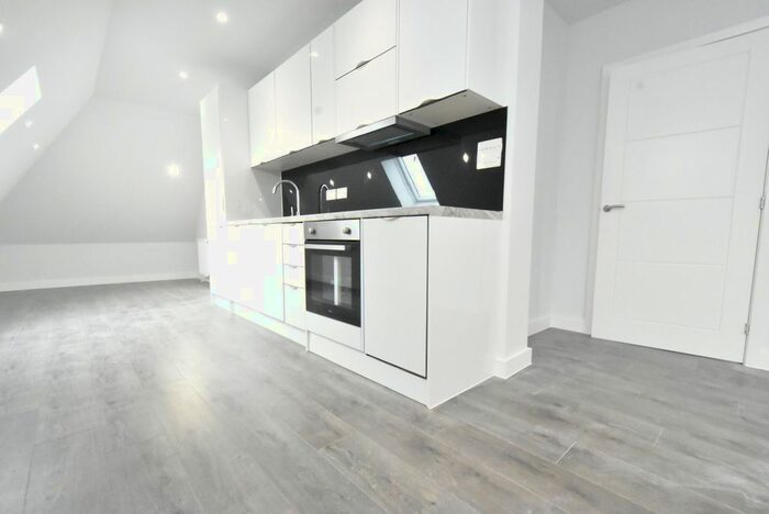 2 Bedroom Flat To Rent In Higher Drive, Purley, CR8