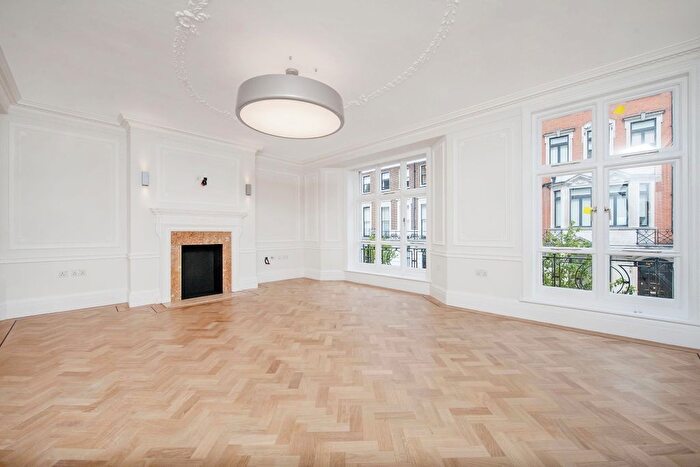 3 Bedroom Flat To Rent In Weymouth Street, Marylebone, W1G