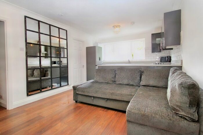 2 Bedroom Flat To Rent In Hetherington Way, Uxbridge, Greater London, UB10