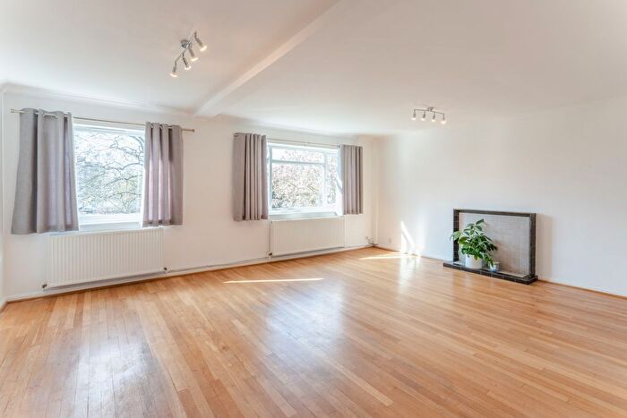 3 Bedroom Maisonette To Rent In Lower Ham Road, Kingston Upon Thames, KT2