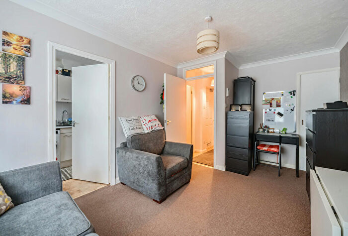 1 Bedroom Apartment For Sale In Kingston Gardens, Beddington, CR0