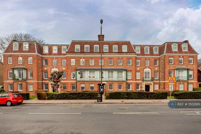 3 Bedroom Flat To Rent In Long Ridges, London, N2