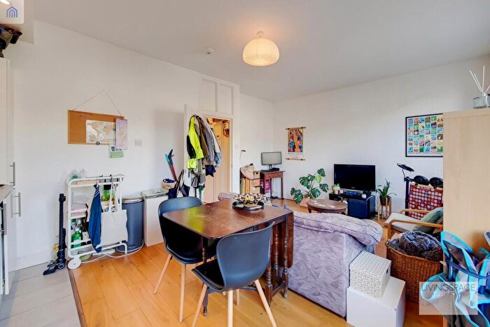 1 Bedroom Barn Conversion For Sale In Graham Road, Hackney, E8