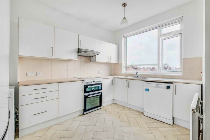 3 Bedroom Flat To Rent In Sheen Lane, East Sheen, SW14
