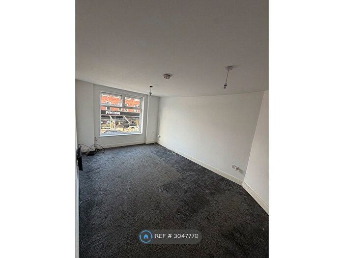 2 Bedroom Flat To Rent In Eccles, Manchester, M30