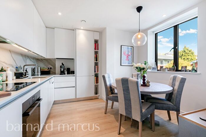 2 Bedroom Flat To Rent In Voss Court, London, SW16
