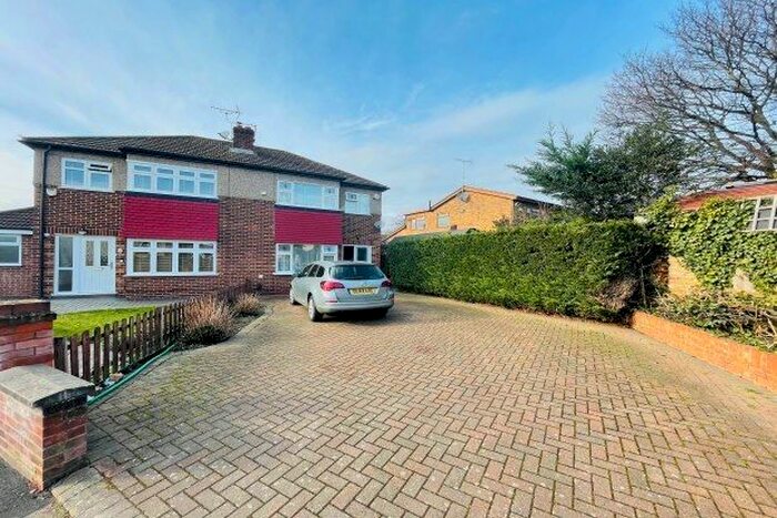 3 Bedroom Semi-Detached House To Rent In Cheshunt, Waltham Cross, EN8