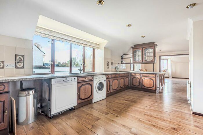 3 Bedroom Maisonette To Rent In Finchampstead Road, Finchampstead, RG40