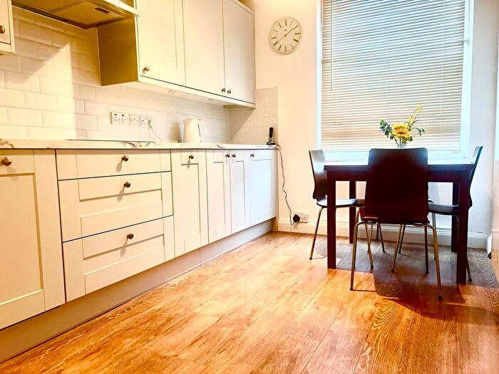 2 Bedroom Flat To Rent In Bramlands Close, SW11