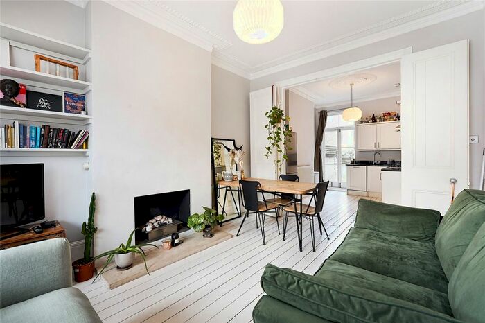 2 Bedroom Flat To Rent In Bovingdon Road, Fulham, London, SW6