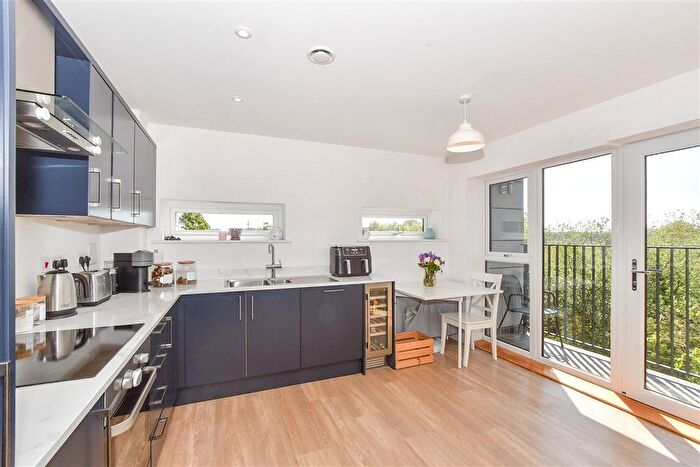 2 Bedroom Flat For Sale In Maidstone Road, Tonbridge, Kent, TN12