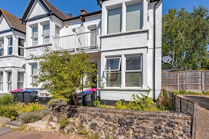 1 Bedroom Flat For Sale In Glen Road, Leigh-On-Sea, SS9