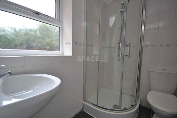 6 Bedroom Terraced House To Rent In Grange Avenue, Reading, Berkshire, RG6