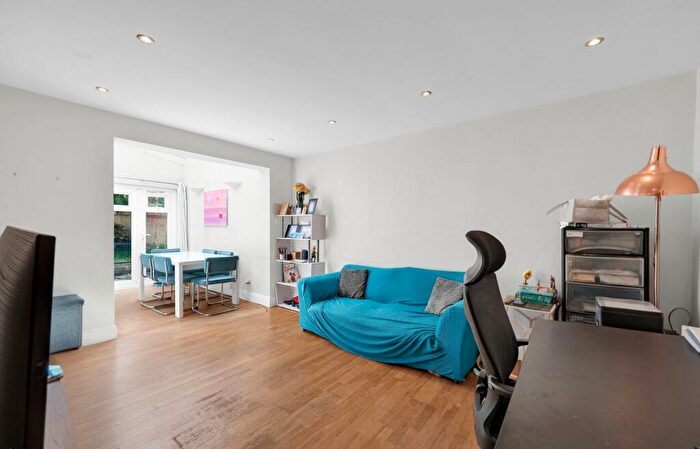 2 Bedroom Flat For Sale In St. Marys Road, London, NW11