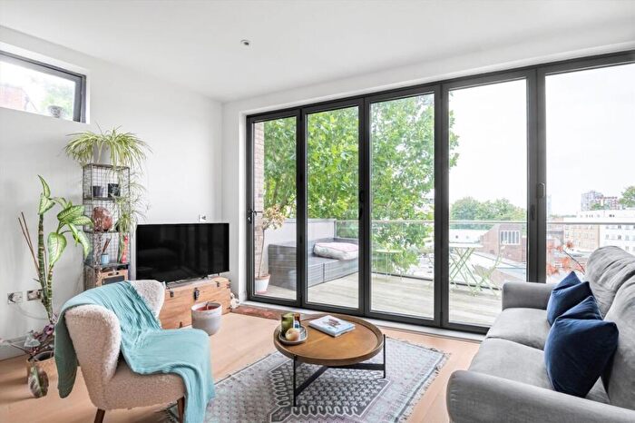 2 Bedroom Flat For Sale In York Road, Battersea, SW11