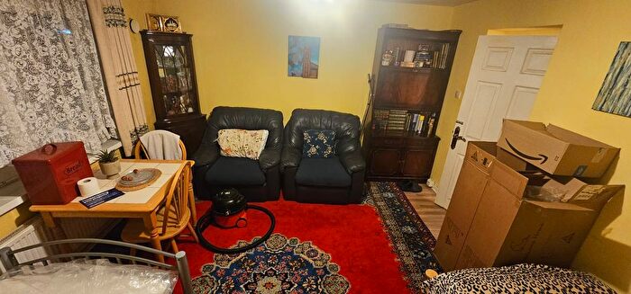 Studio To Rent In Clements Court, Green Lane, Hounslow, Greater London, TW4