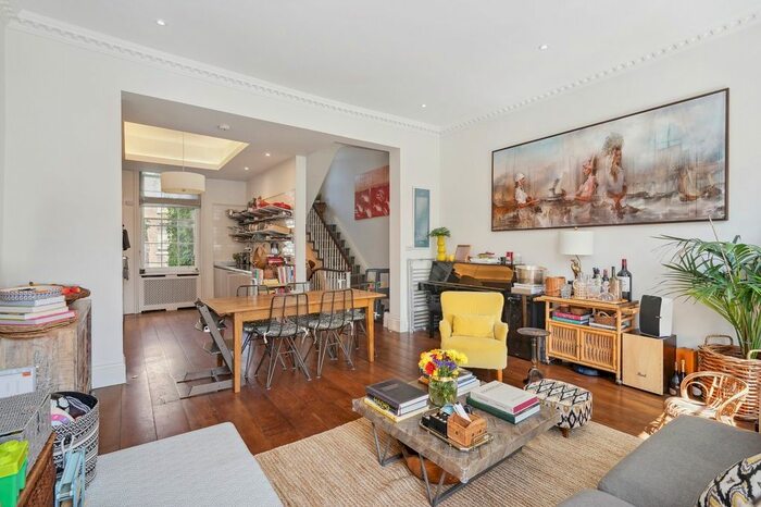 3 Bedroom Flat To Rent In Redcliffe Place, London, SW10