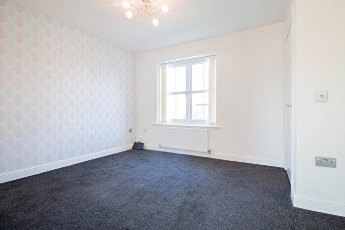 2 Bedroom End Of Terrace House To Rent In Shinewater Park, HU7