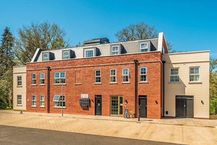 2 Bedroom Flat For Sale In Jubilee Gardens, Weybridge, KT13