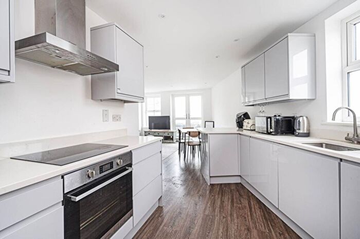 2 Bedroom Flat To Rent In Cadogan Terrace, Hackney, London, E9