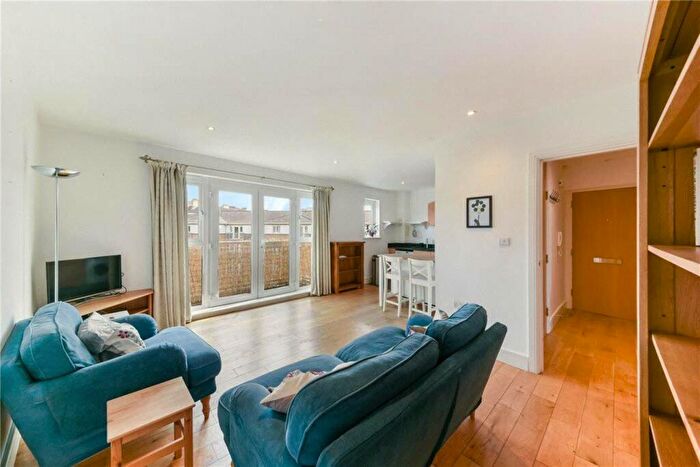 2 Bedroom Flat To Rent In Morton Close, Tower Bridge, E1