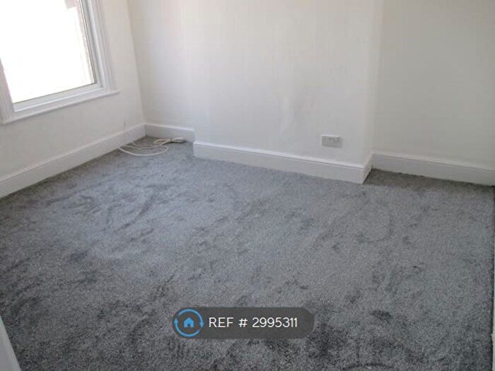 2 Bedroom Flat To Rent In First Floor, Grimsby, DN32