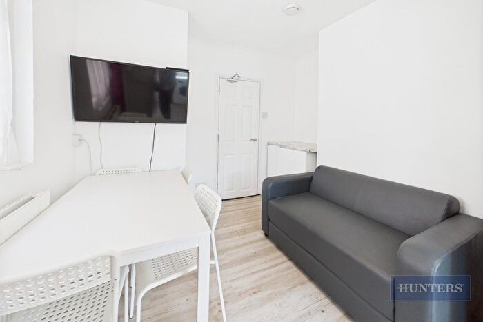 5 Bedroom Semi-Detached House To Rent In Newcombe Road, Southampton, SO15