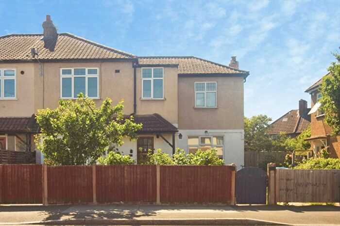 2 Bedroom Flat For Sale In Hazelwood Avenue, London, SM4