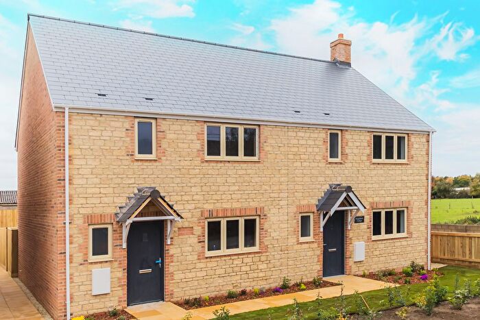 3 Bedroom Semi-detached House For Sale In Kingsdown Lane, Blunsdon, Swindon, SN25