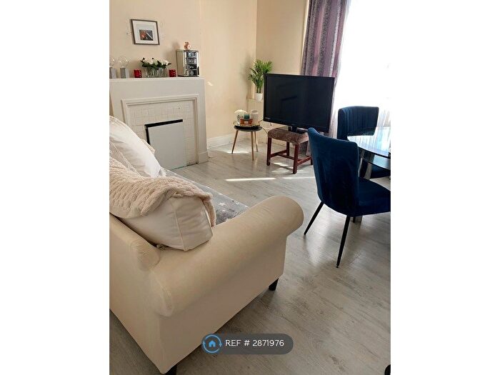 2 Bedroom Flat To Rent In Romford, Romford, RM5