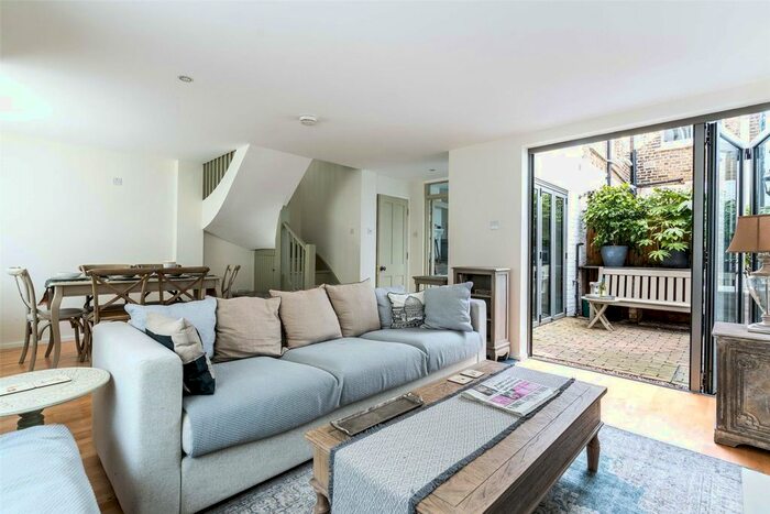 3 Bedroom End Of Terrace House To Rent In Lonsdale Mews, Sandycombe Road, Richmond, TW9