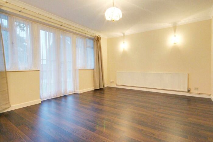 1 Bedroom Flat To Rent In Chase Side, London, N14