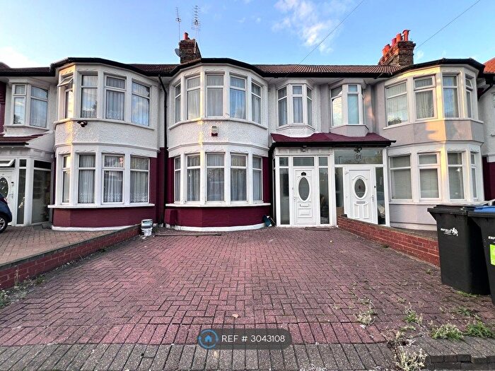 3 Bedroom Terraced House To Rent In Grenoble Gardens, London, N13