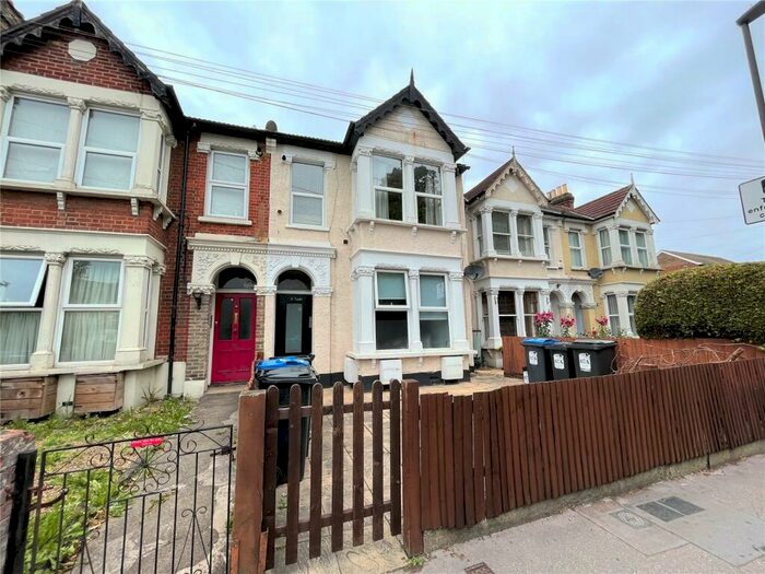 2 Bedroom Apartment To Rent In Woodside Green, London, SE25